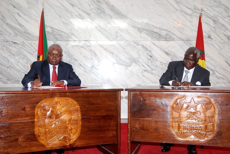 Maputo, 05 de Setembro de 2014 - Assinatura de Acordo de Sessacão  de Hostilidades entre o Presidente da República, Armando Guebuza e o Líder da...