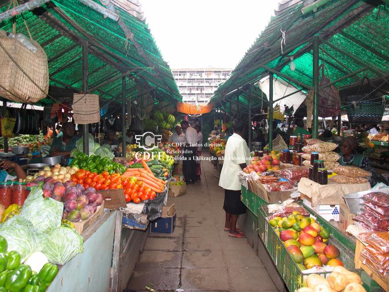 Maputo, Abril de 2005 - Mercado Central, venda de vários produtos