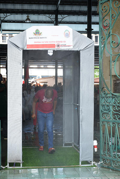 Túnel de desinfecção instalado no mercado central da cidade de Maputo