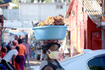Vendedeira ambulante de produtos alimentícios no mercado do museu