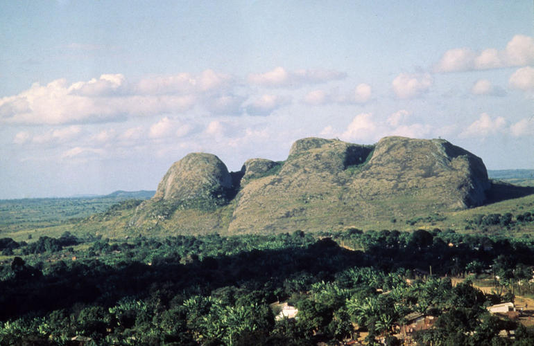 Manica, 1990 - Vista parcial da montanha Cabeça do Velho